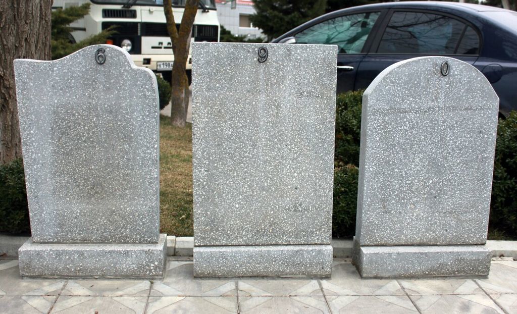 Памятники из бетона фото готовых изделий