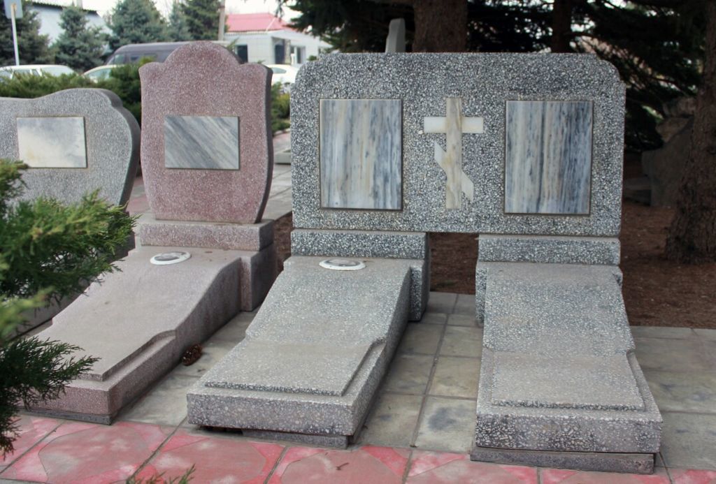 Двойные памятники из мраморной крошки фото