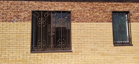 Решетка на окно с оригинальным кованым дизайном № Р 60