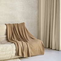 Декоративное одеяло с ярким логотипом Hugo Boss, кэмел